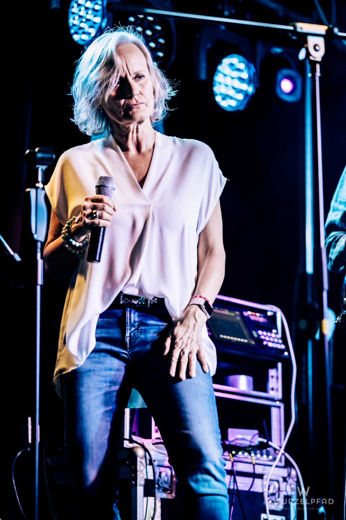 Sängerin der Pink Floyd Tribute Band 'Beyond' live auf der Bühne. Sie hält ein Mikrofon, umgeben von blauen Bühnenlichtern. Ein intensiver Moment beim Konzert.